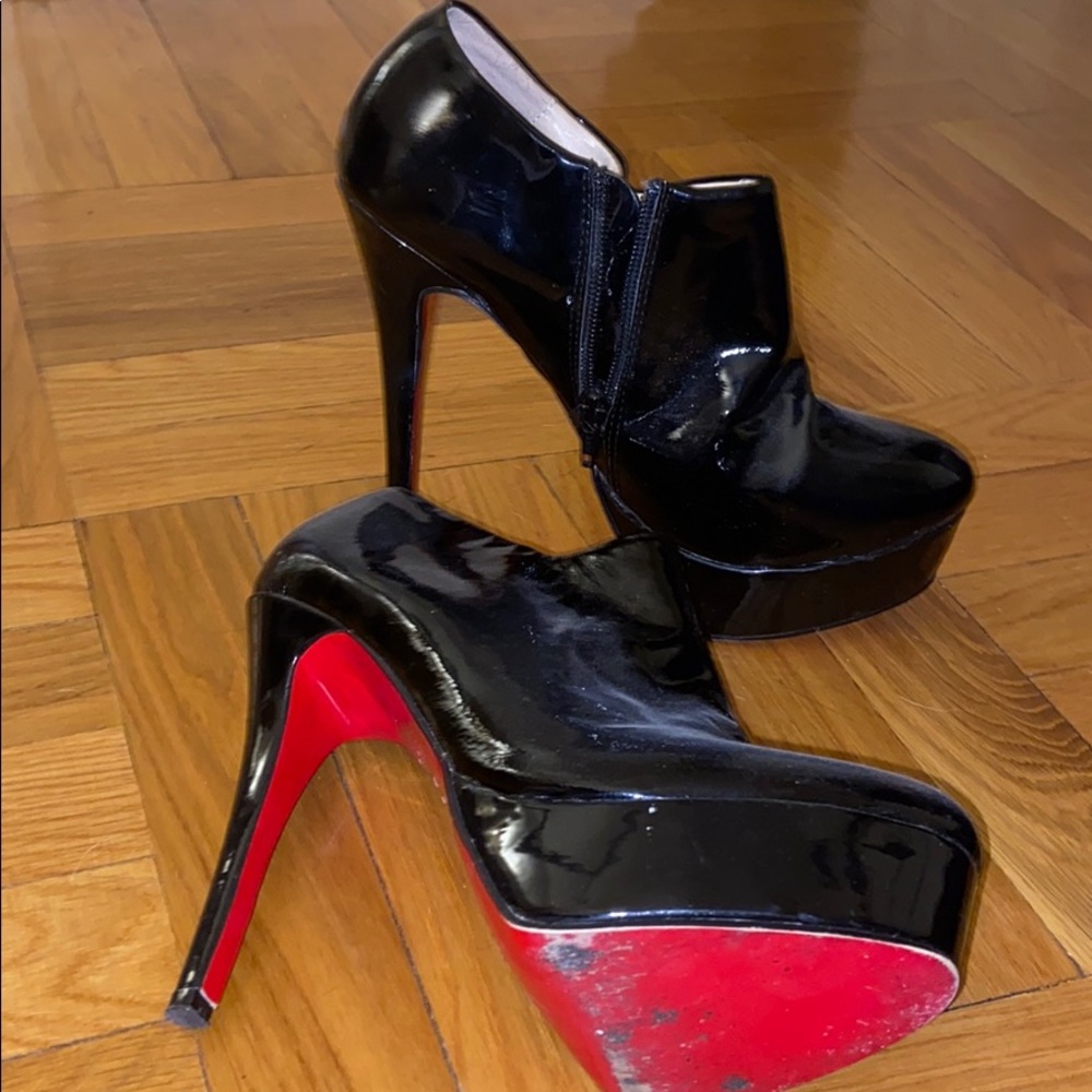 CHRISTIAN LOUBOUTIN PATENT LEATHER BOOTIES SZ9